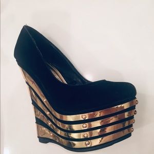 Black and Gold velvet wedges